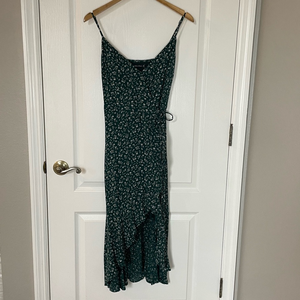 Abercrombie & Fitch Wrap Dress NWT dark green with white floral design Medium